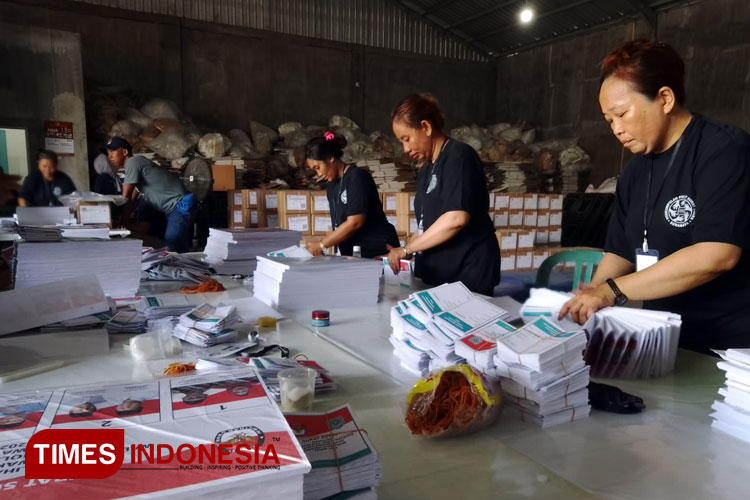 Proses sorlip di Gudang KPU Kota Probolinggo. (Foto: Rizky Putra Dinasti/TIMES Indonesia).