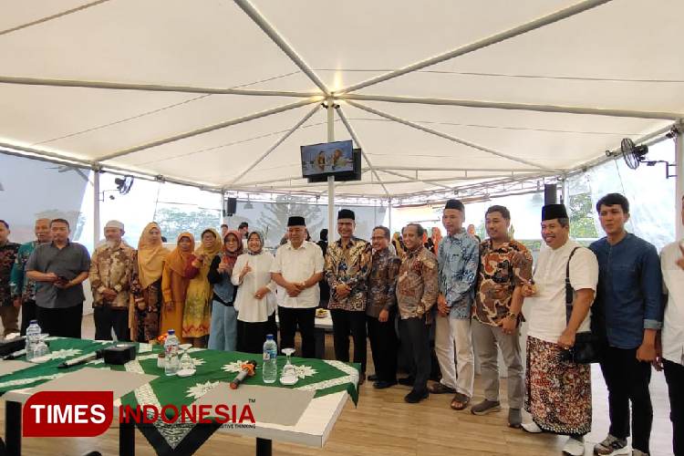 Foto bersama Paslon Pilbup Malang nomor urut 1, Sanusi-Lathifah Shohib, di sela silaturahmi bersama tokoh Pimpinan Muhammadiyah dan Aisyiyah Kabupaten Malang, di Sengkaling, Kabupaten Malang, Senin (11/11/2024). (Foto Amin/TIMES Indonesia)