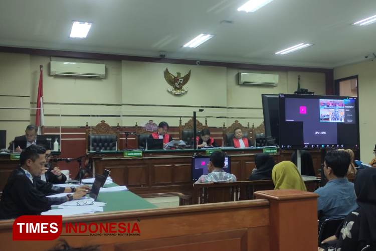 Sidang lanjutan kasus dugaan pemotongan dana insentif pegawai BPPD Sidoarjo di pengadilan Tindak Pidana Korupsi Surabaya di Juanda, Sidoarjo. (Foto: Rudi Mulya/TIMES Indonesia)
