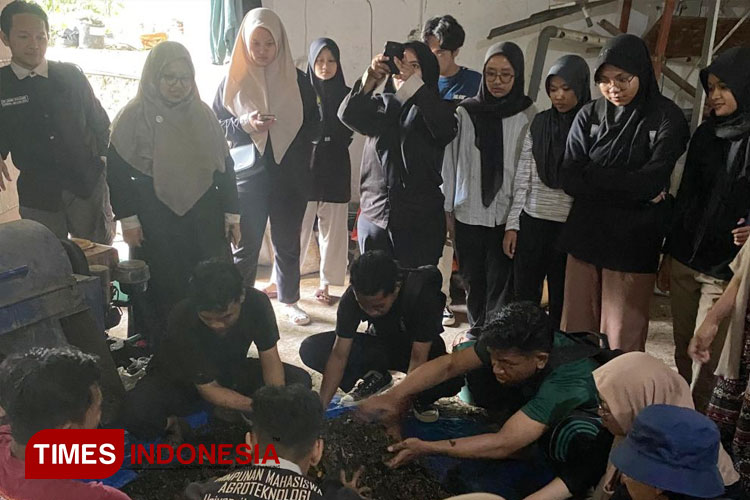 Tim RKM MurCingGung Unisma Malang menerapkan integrated farming system budidaya jamur tiram. (FOTO: AJP TIMES Indonesia)