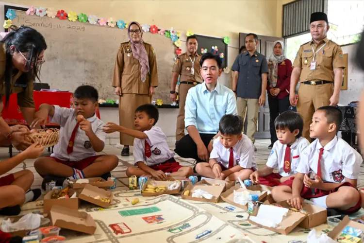 Wapres Gibran Rakabuming Raka melihat program Makan Bergizi Gratis di SDN 1 Langkai, Palangka Raya, Kalimantan Tengah, Senin (4/11/2024). (Foto: BPMI Setwapres).