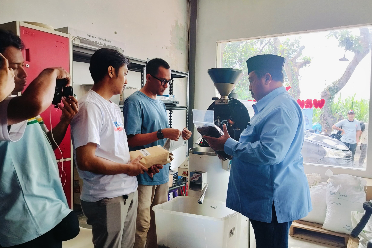 H. Warsubi Calon Bupati Jombang saat menyapa Komunitas Muda Jombang. (FOTO: Rohmadi/TIMES Indonesia)