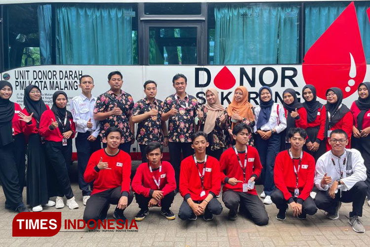 UKM KSR-PMI Unit Unisma Malang bersama petugas UDD PMI Kota Malang dalam kegiatan donor darah di Universitas Islam Malang. (FOTO: AJP TIMES Indonesia)