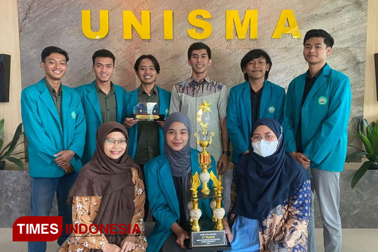 Para Juara Balsa Bridge dan Kaprodi dan Sekprodi Teknik Sipil serta Dospem Kompetisi. (FOTO: AJP TIMES Indonesia)