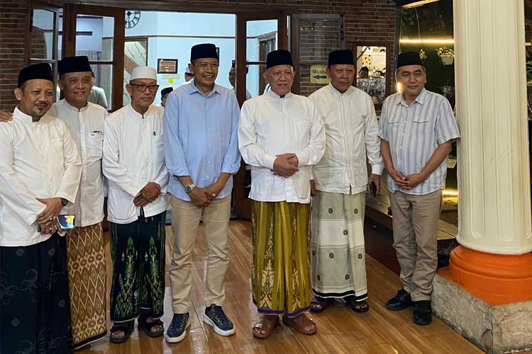 Calon Wali Kota Malang nomor urut 1, Wahyu Hidayat saat berfoto bersama Ketua PWNU Jatim dan para ulama NU saat berada di Kota Malang. (Foto: Istimewa)