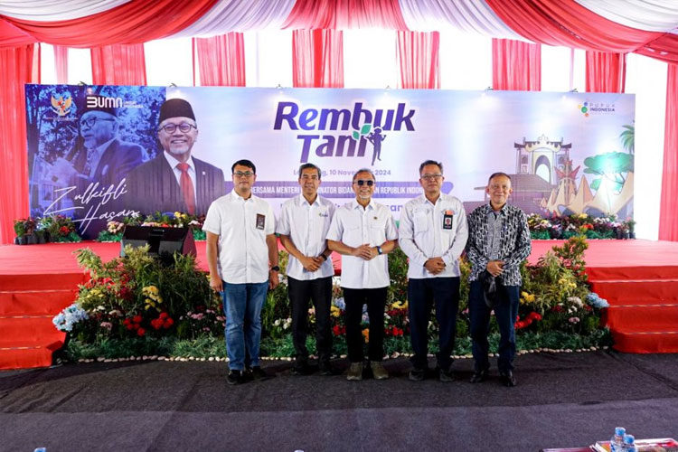 Menko Pangan Zulkifli Hasan saat sidak dan kunjungan di Lampung Selatan. (FOTO: ist)