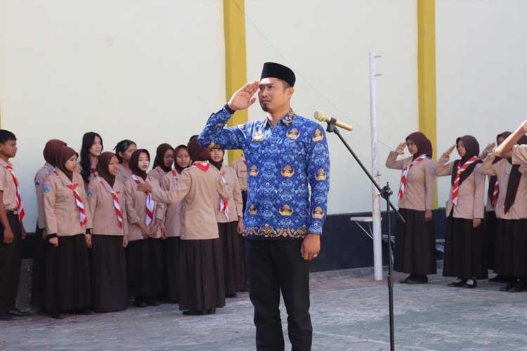 Kegiatan upacara rutin sekaligus memperingati Hari Pahlawan Nasional yang diselenggarakan SMKN 2 Bondowoso (FOTO: Miftah for TIMES Indonesia)