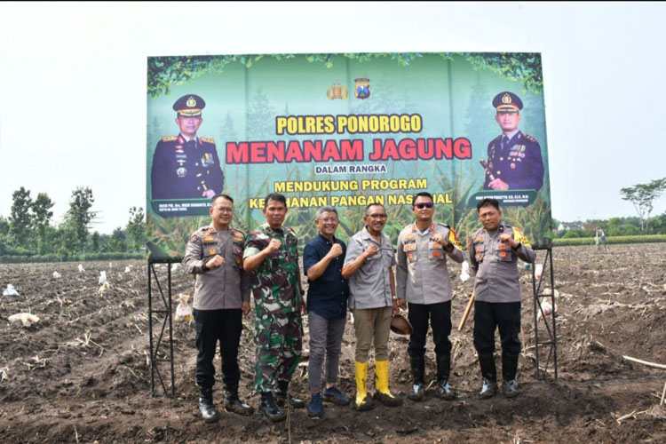 Dandim Ponorogo Letkol Inf Dwi Soerjono dan Kapolres Ponorogo AKBP Anton Prasetyo bersinergi tanam jagung bersama. (FOTO: Humas Kodim Ponorogo)