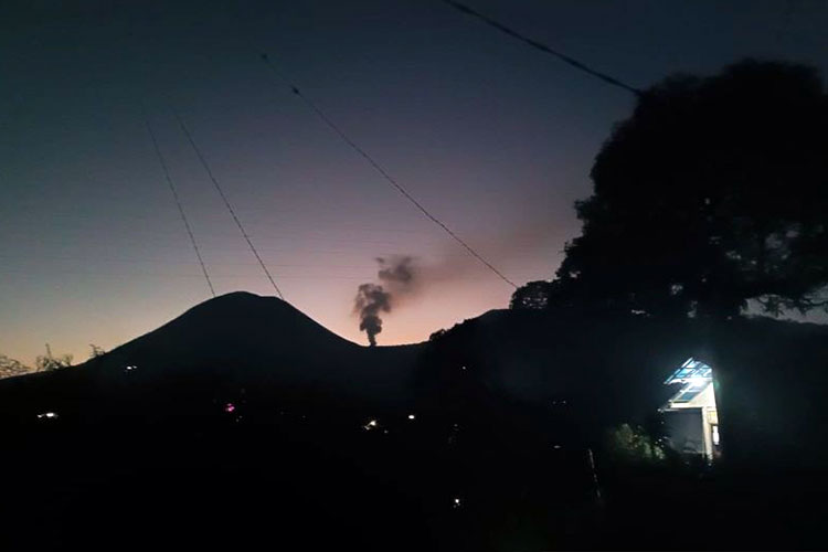 Gunung Lokon di Kota Tomohon dinaikkan statusnya ke Level III atau Siaga setelah terjadi peningkatan kegempaan vulkanik. (ANTARA/Karel A Polakitan)