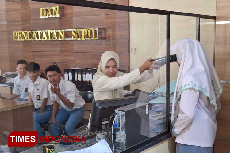 Ribuan Orang Belum Rekam e-KTP, Disdukcapil Lamongan Kejar Target untuk Pilkada 2024