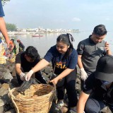 Kepahlawanan Masa Kini: Mercure Surabaya Grand Mirama Bebersih Kawasan Pantai Kenjeran