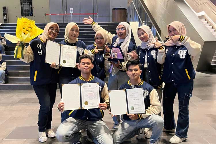 Tim UKM PSM Gema Gita Bahasa UIN Malang yang berhasil memborong 3 penghargaan dalam Busan Choral Festival & Competition 2024 yang berlangsung di Korea  Selatan. (FOTO: Istimewa)