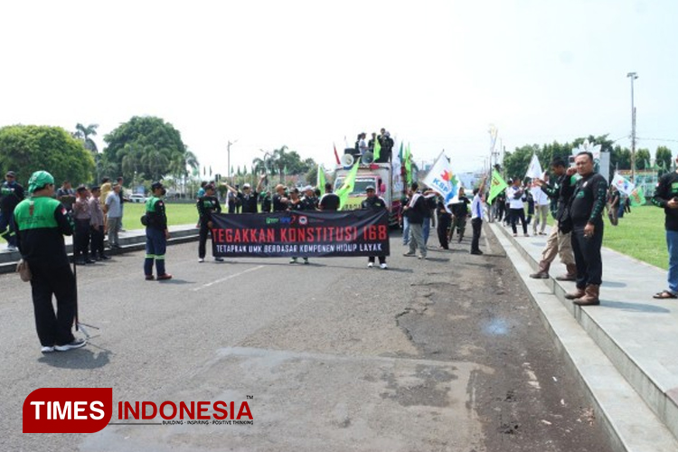 Personel polisi yang menjaga jalannya aksi demo para buruh di Alun-alun Cilacap. (FOTO: Humas Polresta Cilacap for TIMES Indonesia)