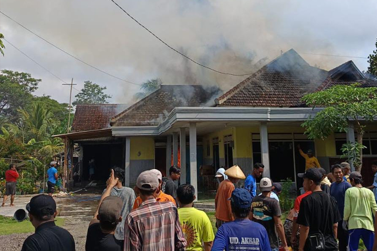 Rumah Seniman Muda Banyuwangi Dilalap Si Jago Merah, Beragam Peralatan Seni Ludes Terbakar