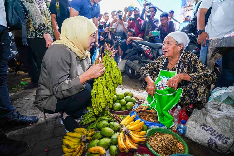 Khofifah Awali Kampanye di Lumajang dengan Sambang Pasar Baru