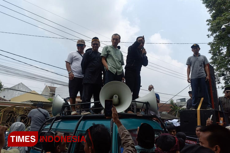 Ratusan Massa Desak KPU Jember Pecat Anggotanya yang Tidak Netral dalam Pilkada