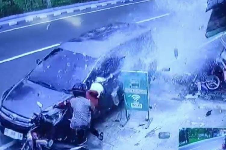 Mobil Toyota Kijang menabrak pengendara motor di tepi Jalan Tentara Pelajar, Widodo, Pacitan, Rabu (13/11/2024). (FOTO: Tangkapan Layar CCTV)