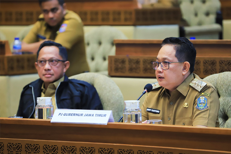 Rapat Bersama DPR RI dan Mendagri, Pj Gubernur Adhy Pastikan Jatim Siap Gelar Pilkada Serentak 2024 