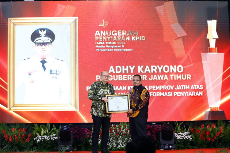 Anugerah Penyiaran KPID Jatim 2024, Pj Gubernur Jatim Dinobatkan sebagai Kepala Daerah Peduli Penyiaran