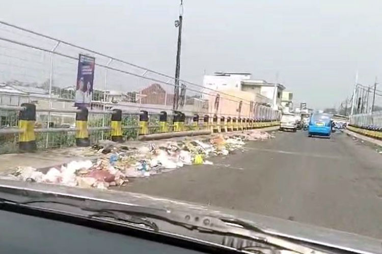 DLH Kota Malang Heran, Warga Masih Buang Sampah di Pinggir Jembatan Gadang