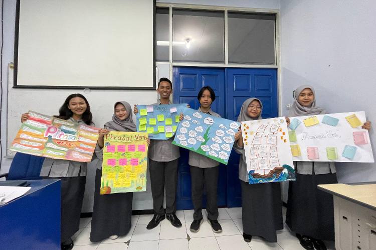 Perwakilan setiap kelompok dengan masing-masing karyanya dalam permainan creative memory yang membantu pembelajaran grammar bahasa Inggris. (Foto: dok Polinema)