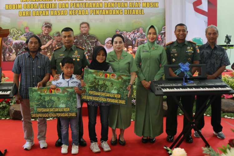 Berbakat Menyanyi, Kenzo dan Putri Terima Bantuan Alat Musik dari KASAD