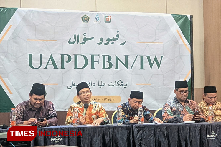 Staf Khusus Menteri Agama Republik Indonesia (Kemenag RI), Faried F. Saenong, saat membuka acara Review Soal Imtihan Wathani PDF. (FOTO: Yusuf Arifai/TIMES Indonesia)