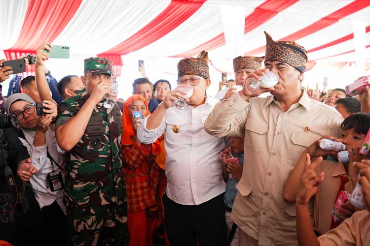 Pangdam V Brawijaya Berpartisipasi dalam Gerakan Minum Susu di Pasuruan