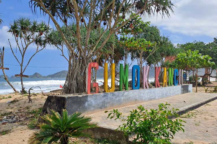 Mengintip Eksotisme Pantai Gumuk Kancil Sumberagung Banyuwangi