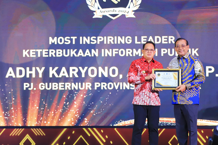 Pj Gubernur Adhy Terima Penghargaan Most Inspiring Leader Keterbukaan Informasi Publik 