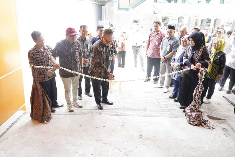 Pjs bupati saat meresmikan TPST Modalan Banguntapan Bantul. (Foto: Kominfo Bantul)