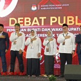 Debat Publik Terakhir Pilbup Kediri: Kedua Paslon Saling Bergandengan Tangan