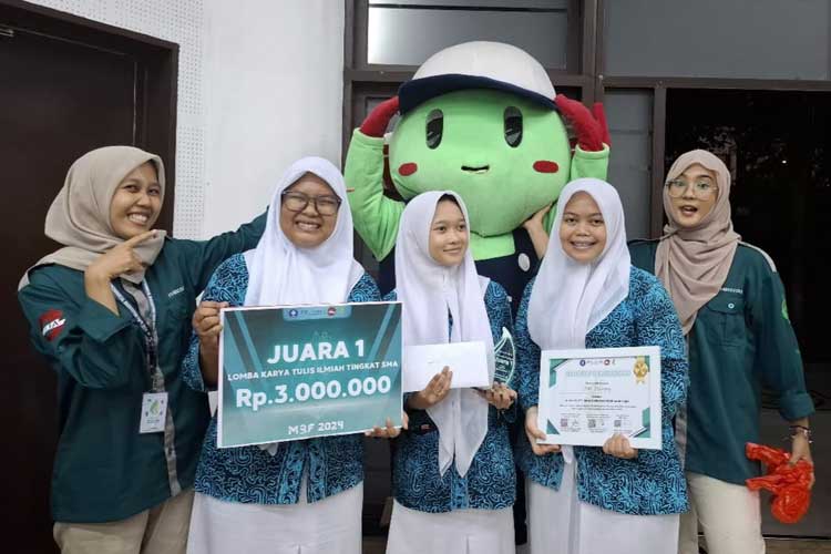 Chessa Cahyo Kayla, siswi kelas XII-12 SMAN 1 Genteng, Banyuwangi, jadi juara 1 Lomba Karya Tulis Ilmiah (LKTI) Mechanical and Biosystem Fair (MBF) 2024. (Foto: Dokumentasi TIMES Indonesia)