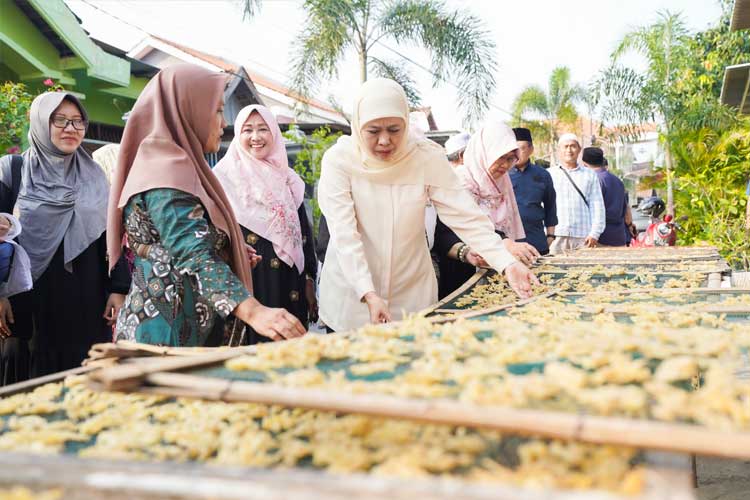 Kunjungi Kampung Kripik Olahan Ayam di Sidowungu Gresik, Khofifah Siap Fasilitasi Sertifikasi Halal