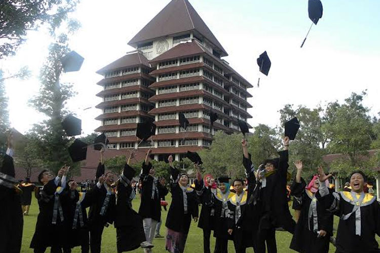 Indonesian college students graduate from their school. (Picture: bk.smkn27jkt.sch.id)