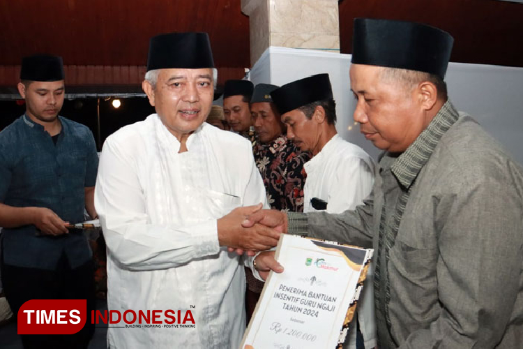 Beri Insentif Bagi 7.400 Guru Madin dan Guru MI, Bupati Sanusi Ingatkan Tertib Administrasi