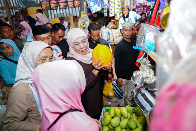 Dicurhati Pedagang Pasar Purwosari Makin Sepi Pembeli, Khofifah: Literasi Digital Jadi Solusi Mendesak