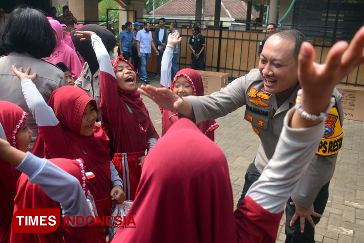 Peduli Anak, Kapolresta Malang Kota Bikin Siswa TK-SD Bahagia