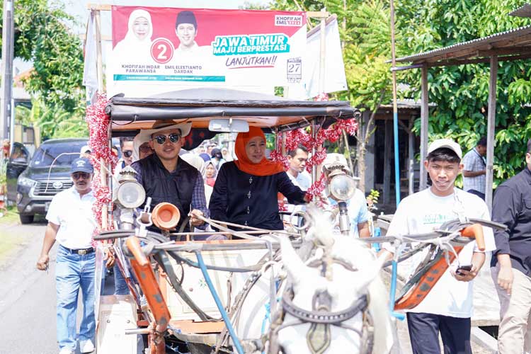 Naik Delman, Khofifah Belanja di Pasar Jumat Legi Sukodono Sidoarjo