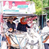 Naik Delman, Khofifah Belanja di Pasar Jumat Legi Sukodono Sidoarjo