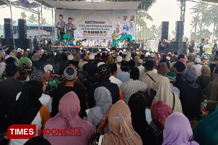 Pilkada Bondowoso 2024, Meski Diguyur Hujan, Ribuan Massa Hadiri Shalawat Kemenangan Paslon Rahmad