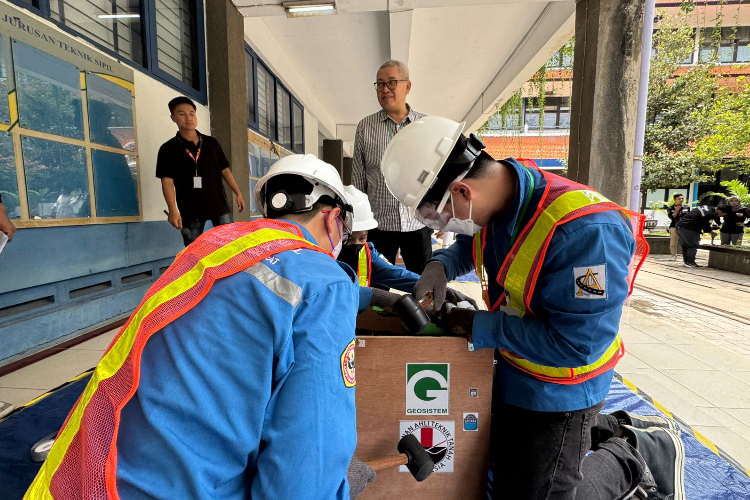 Ketua Dewan Juri GEC ITS  2024, Wahyu P Kuswanda saat meninjau peserta Geotechnical Engineering Competition GEC  2024 di ITS. (Dok.ITS)