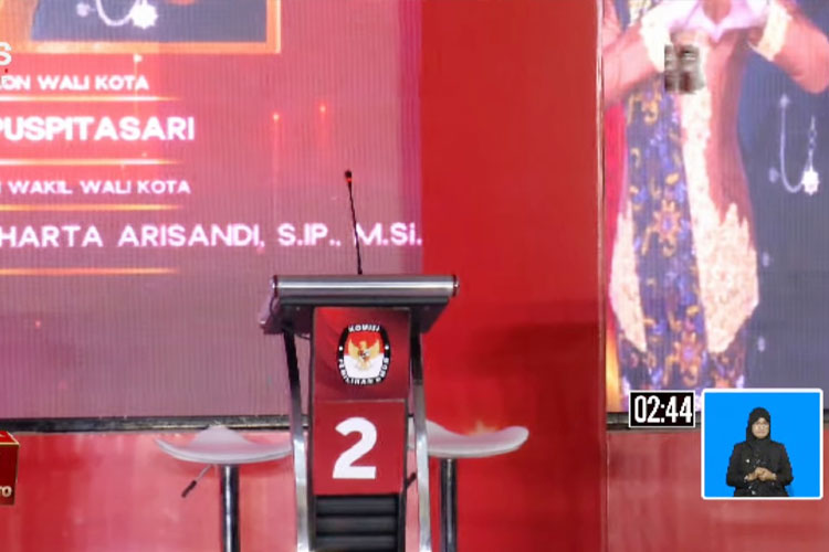 Debat Ketiga Pilkada Kota Mojokerto: Paslon No 2 Tidak Hadir, Juned Bertanya pada Podium Kosong