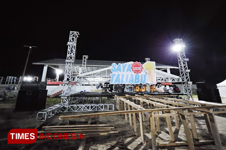 Persiapan panggung di lokasi kampanye akbar Sashabila Mus dan La Ode Yasir. (FOTO: Husen Hamid TIMES Indonesia)