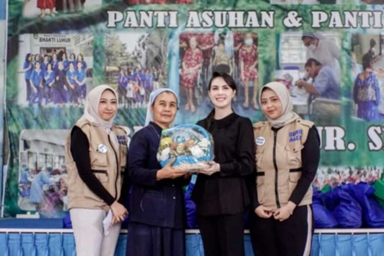 Bareng Arumi Bachsin, Nakes Muda Jatim Kunjungi Panti Werdha Waru Sidoarjo