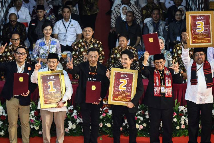 Paslon Pilgub Jakarta dengan nomor urutnya saat rapat pleno pengundian nomor urut Calon Gubernur dan Wakil Gubernur DKI Jakarta di KPU DKI Jakarta, Jakarta, Senin (23/9/2024). (Foto: ANTARA FOTO/Sulthony Hasanuddin)