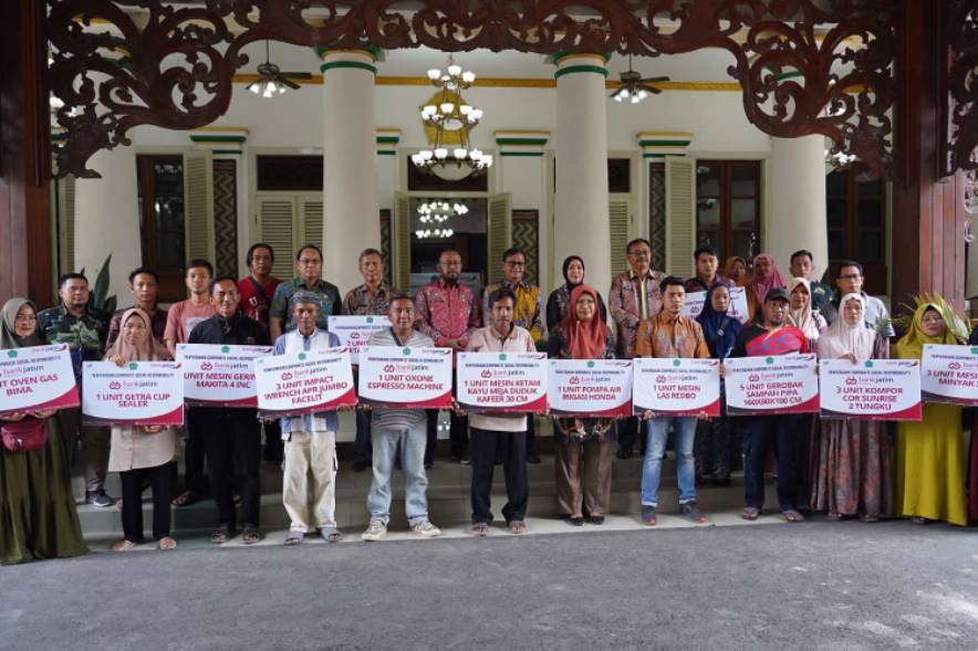 Pemimpin-Bank-Jatim-Cabang-Pamekasan-Dian-Libriyanti-menyerahkan-bantuan-CSR-bagi-Pelaku-UMKM-kepada-Pj-Bupati-Pamekasan-Masrukin-aa.jpg