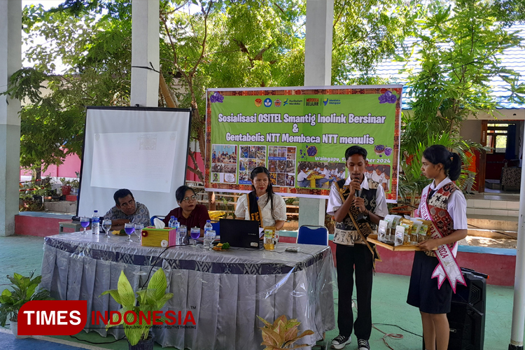 Kepala Sekolah SMA Negeri 3 Waingapu Juniaty Simanullang bersama dua peserta didik/duta kebudayaan sedang menyosialisasikan Ositel. (FOTO: Habibudin/TIMES Indonesia) 