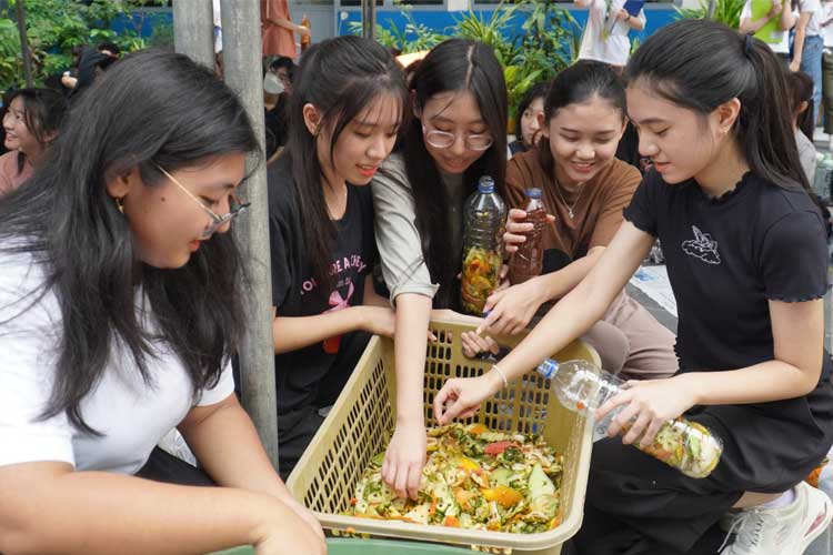 Mahasiswa Petra Bantu Warga Simomulyo Kelola Sampah Organik