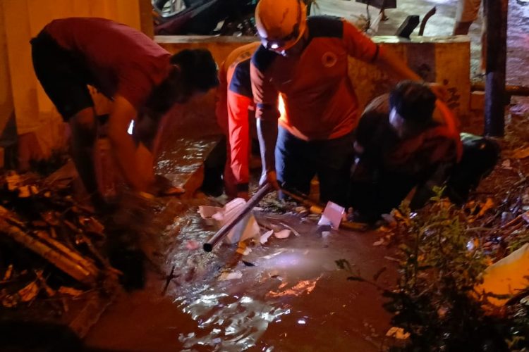 Drainase Tersumbat Sampah, BPBD Bondowoso Gerak Cepat Atasi Banjir